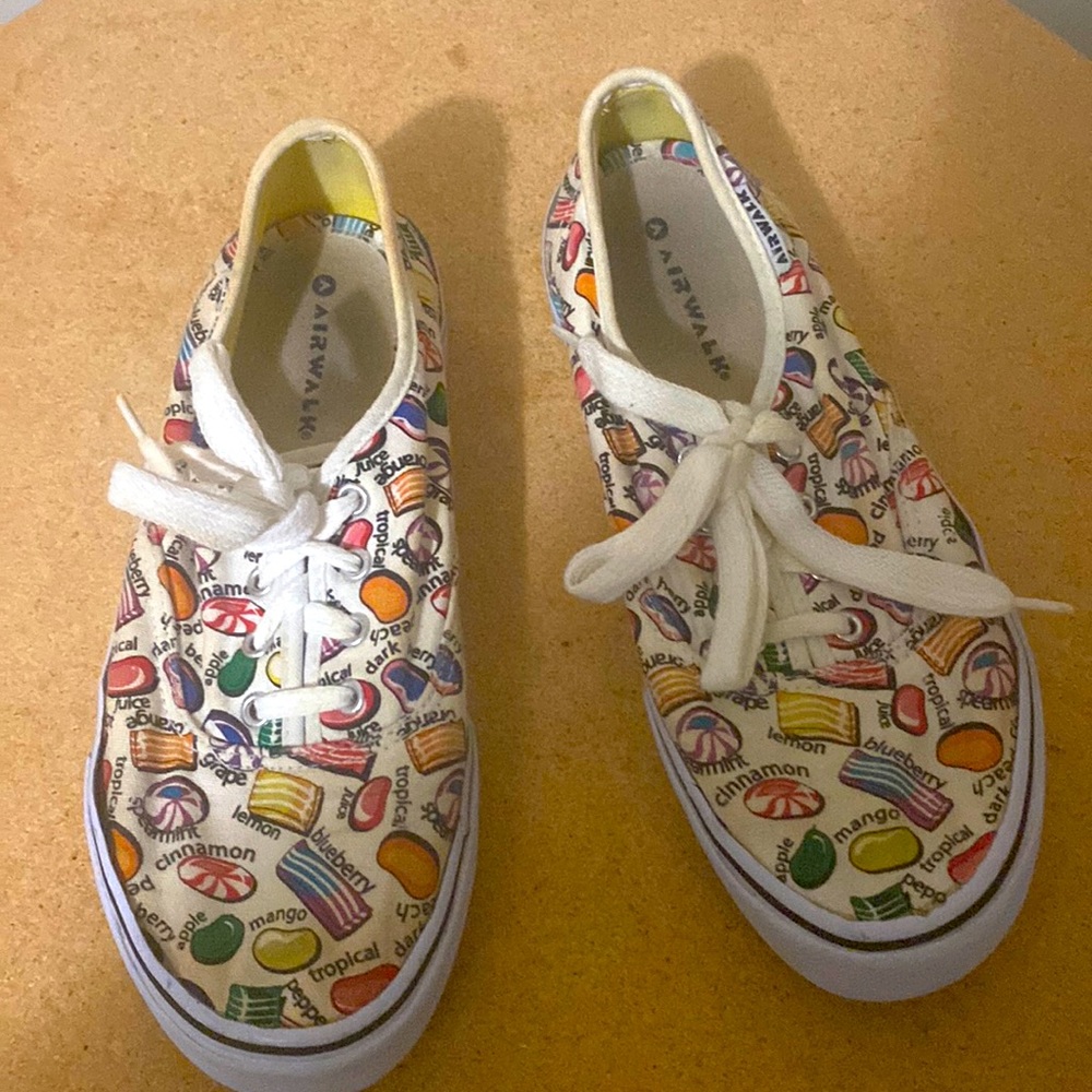 Fun design tennis shoes